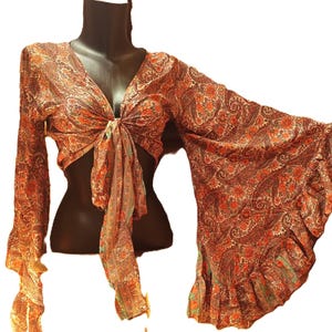 Zijden topblouse met wijde, geknoopte mouwen en ruches.