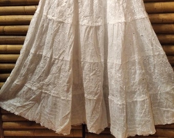 Falda blanca algodón, estilo ibicenco, 100 % algodón, hecha a mano. India.