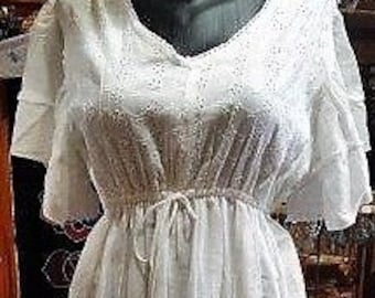 Langes weißes Baumwollkleid im ibizenkischen Stil mit Ärmeln. Handgefertigt. 100% Baumwolle. Indien.
