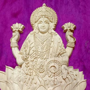 Figura di Lakshmi scolpita a mano in legno naturale. India, decorazione, altare, meditazione, yoga. Nepal.