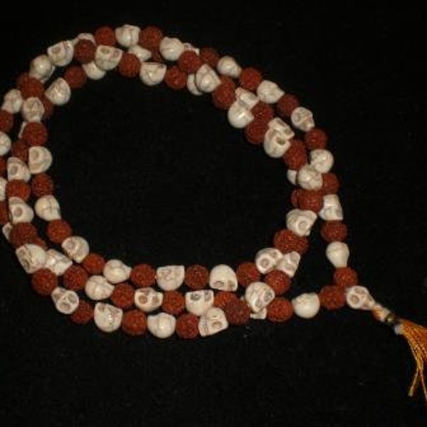 Mala, japamala, tantra, os du crâne et perles de prière en graines de rudraksha, 54 ou 108 perles. Bouddhisme, yoga, méditation.