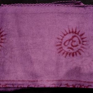 Benarés bufanda, chal pequeño India. Impresión símbolos India. purple