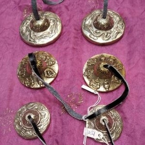 Instrumento tibetano. Tingsha o crótalos tibetanos. Meditación, yoga, reiki, budismo.