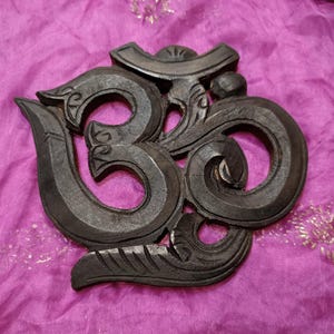 OM madera tallado  a mano. Decoración pared, budismo, yoga, meditación. Nepal