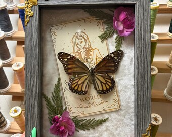 Monarkfjäril (Danaus plexippus) Inramad insekt med tarotkort och blommor