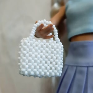 Miniatur Perlentasche weiß für Puppe. Winzige perlenbesetzte Handtasche mit 2 Henkeln. Puppen Handtasche. Puppen Perlen Geldbörse. Exklusives Puppenhaus Zubehör