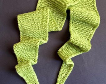 Petite écharpe verte Sophie. Écharpe en laine mérinos douce, petite écharpe printanière. Idée cadeau pour maman