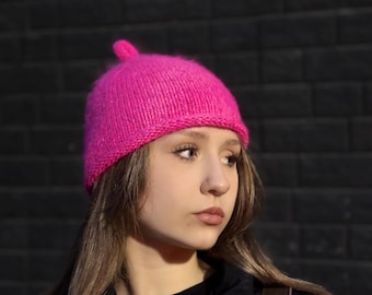 Bonnet angora rose fluo tricoté à la main avec boucle • Bonnet duveteux doux avec paillettes • Bonnet d'hiver tendance • Bonnet chaud en tricot angora fait main pour femme