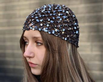 Bonnet en maille à sequins graphite - Bonnet en filet au crochet scintillant, bonnet en dentelle brillante avec tête de mort, casque de festival bohème, accessoire de cheveux de soirée glamour