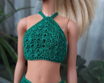 Dockkläder - Dockmönstrad crop top. Smaragdgrön virkad topp för docka 30 cm. Modern crop top för docka. Dockkläder. Stranddockkläder 1/6