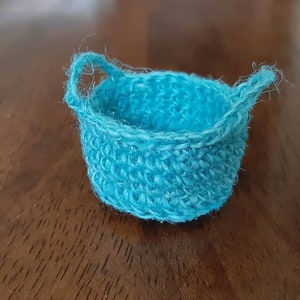 Cestino per casa delle bambole 1/6 Cestino in vimini per bambola in miniatura con due manici. Piccolo cestino in juta blu mini. Decorazione per casa delle bambole in miniatura