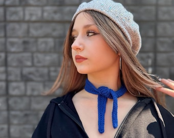 Très petite écharpe bleue Sophie, cravate pour écharpe en tricot skinny, écharpe en laine mérinos, mini écharpe, foulard doux fait main, écharpe courte et étroite