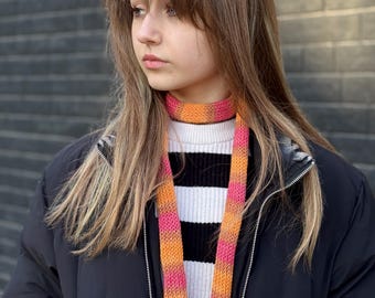 Écharpe fine en tricot pour femme • Écharpe longue et étroite • Écharpe rayée en tricot fait main • Écharpe de cou tendance de l'an 2000 • Cadeau minimaliste