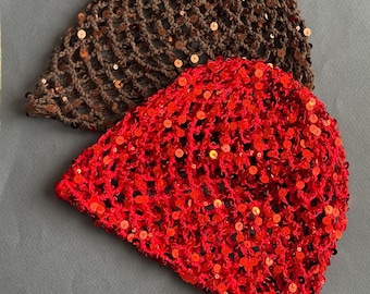 Bonnet rouge en maille à sequins – Bonnet en filet au crochet scintillant, bonnet en dentelle brillante avec tête de mort, casque de fête pour festival, accessoire pour cheveux glam de l'an 2000