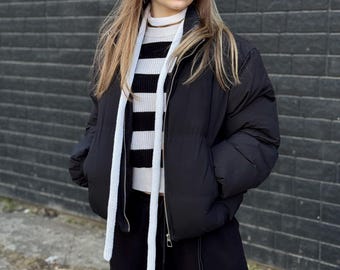 Maxi écharpe longue et fine, écharpe étroite blanche, écharpe en coton bio faite main, écharpe en tricot minimaliste respectueuse de l'environnement, accessoire de slow fashion