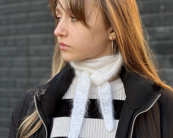 Écharpe Sophie en angora blanc – petit cache-cou pour femme, écharpe douce et moelleuse tricotée à la main, écharpe de luxe en angora italien cadeau pour elle