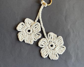 Porte-clés fleurs en raphia, breloque de sac au crochet, breloque sac à main floral fait main, accessoire d'été bohème, porte-clés en raphia naturel