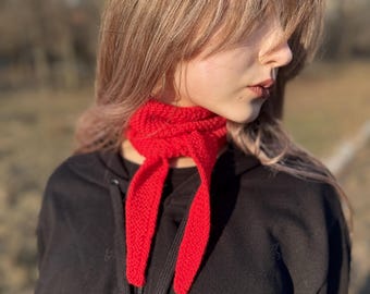 Petite écharpe rouge Sophie en cachemire et laine mérinos. Petite écharpe en laine mérinos. Idée cadeau pour elle