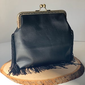 Cartera de mano con flecos de cuero vegano negro con cierre de beso / Cartera de mano estilo western boho de cuero sintético negro para festivales