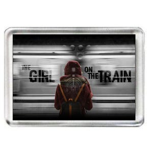Das Mädchen Auf Der Eisenbahn. Das Stück. Kühlschrankmagnet.