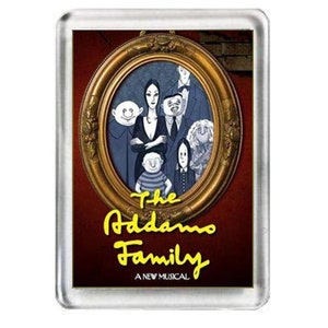 La famille Addams. La comédie musicale. Aimant pour réfrigérateur.