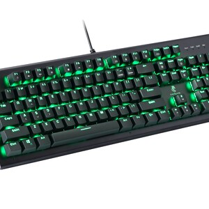 Op de afbeelding: Een zwart computertoetsenbord met een volledige QWERTY-indeling en een bedrade verbinding. De toetsen zijn voorzien van witte letters en worden van onderaf verlicht door een heldere groene led-achtergrondverlichting. Boven de pijltjestoetsen staat een klein logo.