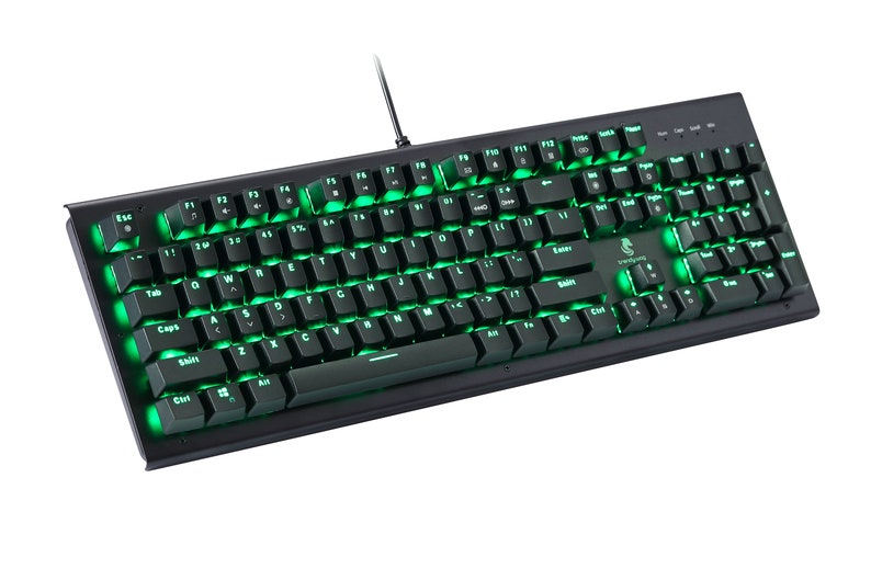 Op de afbeelding: Een zwart computertoetsenbord met een volledige QWERTY-indeling en een bedrade verbinding. De toetsen zijn voorzien van witte letters en worden van onderaf verlicht door een heldere groene led-achtergrondverlichting. Boven de pijltjestoetsen staat een klein logo.