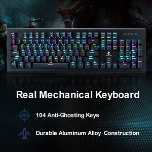 Op de afbeelding: Een zwart mechanisch toetsenbord met RGB-verlichte toetsen, voorzien van een standaard QWERTY-indeling, een numeriek toetsenblok en een logo aan de rechterkant. De tekst Real Mechanical Keyboard, 104 Anti-Ghosting Keys en Durable Aluminum Alloy Construction is zichtbaar.
