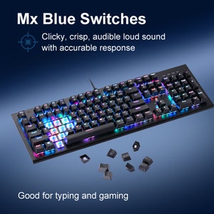 Op de afbeelding: Een zwart mechanisch toetsenbord met RGB-achtergrondverlichting en zichtbare Mx Blue-schakelaars. De tekst luidt: Mx Blue Switches, Clicky, crisp, audible loud sound with accurable response en Good for typing and gaming. Er liggen diverse losse zwarte toetsen bij.