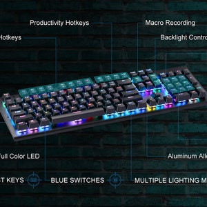 Op de afbeelding: Een zwart mechanisch toetsenbord met een aluminiumlegering constructie, voorzien van blauwe schakelaars, anti-ghosting toetsen en full-color LED-achtergrondverlichting. Het bevat numerieke toetsen, multimedia-sneltoetsen, productiviteit-hotkeys, macro-opname, achtergrondverlichting-bediening, LED-indicatoren en meerdere verlichtingsmodi.
