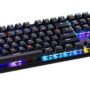 Op de afbeelding: Een zwart mechanisch computertoetsenbord met een volledige QWERTY-indeling en individuele toetsen. Het apparaat is voorzien van ge&iuml;ntegreerde RGB-achtergrondverlichting die de ruimtes tussen de toetsen verlicht met levendig rood, blauw, groen en geel licht.