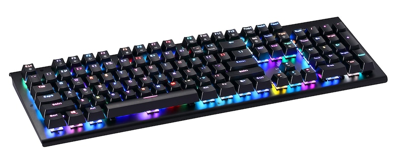 Op de afbeelding: Een zwart mechanisch computertoetsenbord met een volledige QWERTY-indeling en individuele toetsen. Het apparaat is voorzien van ge&iuml;ntegreerde RGB-achtergrondverlichting die de ruimtes tussen de toetsen verlicht met levendig rood, blauw, groen en geel licht.