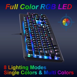 Op de afbeelding: Een zwart computertoetsenbord met verlichte toetsen voorzien van full-color RGB LED-verlichting. De tekst Full Color RGB LED en 8 Lighting Modes Single Colors & Multi Colors is zichtbaar. Het toetsenbord heeft een kabel en een cirkelvormig doelicoon.