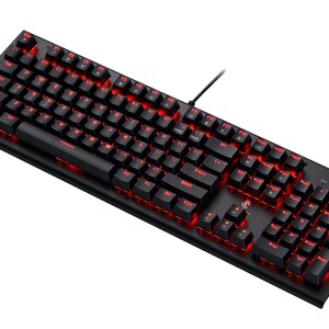 Op de afbeelding: Een zwart computertoetsenbord met een volledige QWERTY-indeling en een numeriek toetsenblok. De toetsen zijn verlicht met een felrood licht en een dunne zwarte kabel steekt uit de rechterbovenhoek van het rechthoekige apparaatframe.