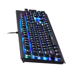 Op de afbeelding: Een zwart bedraad computertoetsenbord met een QWERTY-indeling en individuele toetsen verlicht door meerkleurige RGB-verlichting. Het toetsenbord heeft een slank frame en een dunne zwarte kabel die aan de linkerkant uit het apparaat komt.
