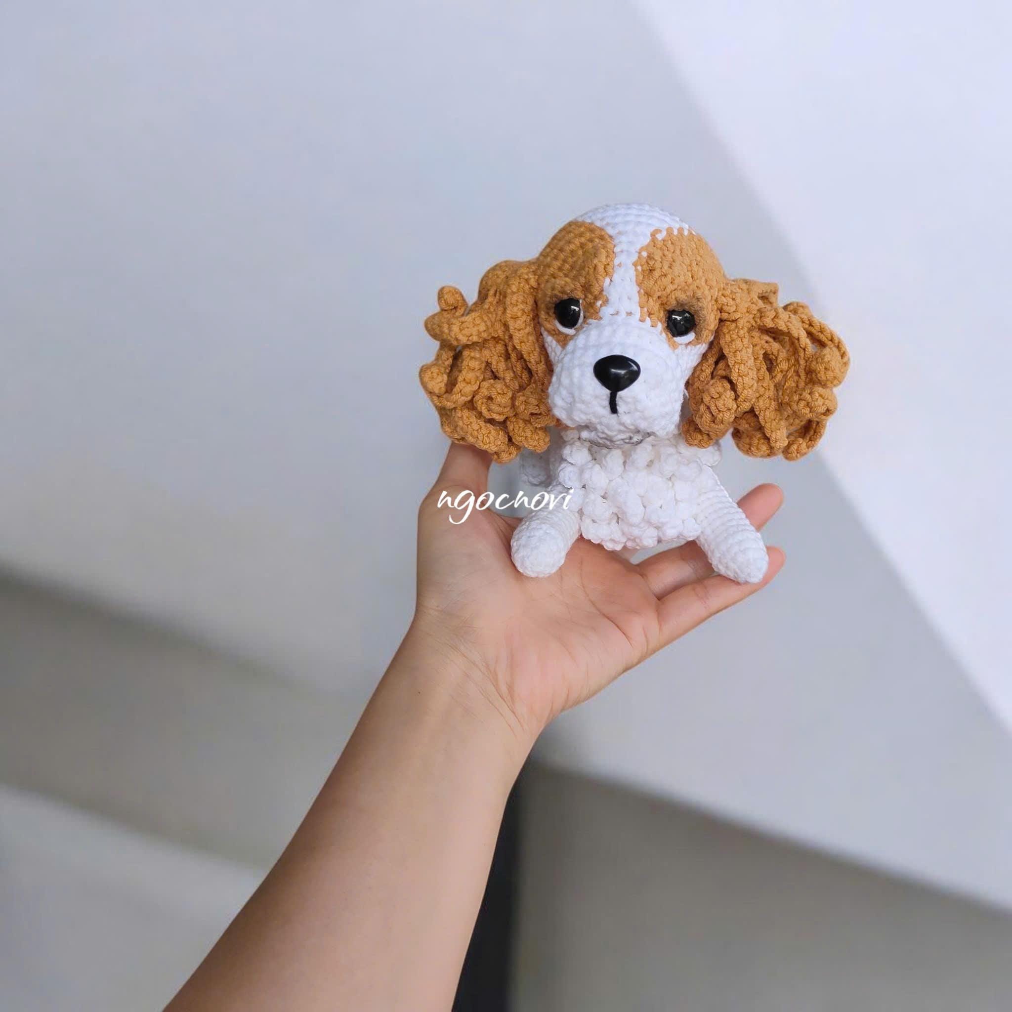 手作りかぎ針編みのコッカースパニエル犬ぬいぐるみ - 横たわっている