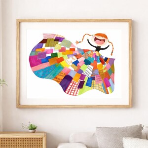 Peut inclure: Impression artistique encadrée représentant une fillette joyeuse aux tresses rousses et vêtue de noir. L'enfant est entouré d'un motif patchwork coloré aux formes et couleurs variées, créant une œuvre d'art fantaisiste.