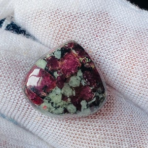 Authentischer Cabochon Eudialyte Edelstein / Eudialyte Herz Cabochon / 100% natürlicher schwarzer Eudialyte Stein / für Schmuckherstellung 18X20X5mm Cts16
