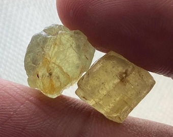 Espécimen de crisoberilo verde olivino en bruto, mineral de Sri Lanka