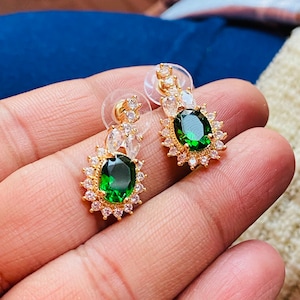 Brincos de argola banhados a ouro 18K esmeralda Minimalista • Joias delicadas • Brincos de pino | Ouro empilhando joias com pedras preciosas verdes |