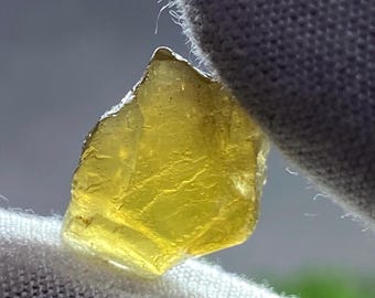 Cristal de crisoberilo verde oliva en bruto, piedra mineral de 13 quilates