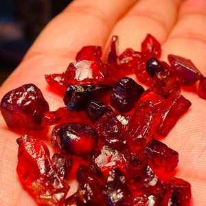 Garnet áspero natural vermelho e rosa granada não tratada espécime chakra cura cristal aaa qualidade vermelho granada pedra preciosa crua para jóias 7-19mm