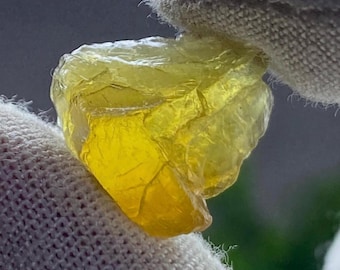 Ejemplar de crisoberilo crudo, fragmento de cristal verde olivino, 11,40 cts.
