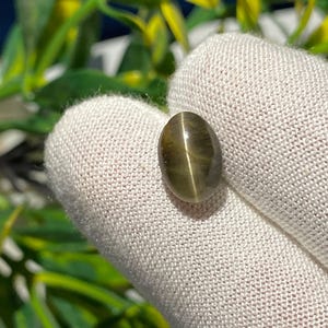 Chameleon Green Chrysoberyl Cat&#39;s eye Cabochon 7x10x6 MM- Untreated Unheated - Sri Lanka Mined | 4.20CT