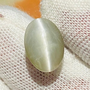 Cymophane Chrysoberyl Olho de gato Oval Smooth Cabochão 5.55CT do Sri Lanka Ceilão Minas Finas Não Aquecido Não Tratado 100% Natural Raio Alto Afiado