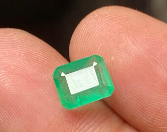 Anillo de compromiso de esmeralda verde intenso de 1,80 quilates con gema octagonal de Zambia.