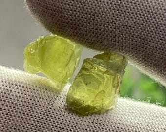 Cristales de crisoberilo naturales: especímenes de piedras preciosas de color verde amarillento en bruto