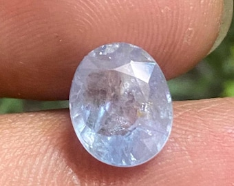 Könnte beinhalten: Ein ovaler, blauer Edelstein mit facettiertem Schliff.