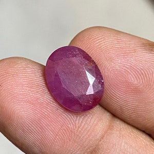 Peut inclure: Une pierre précieuse ovale de couleur rose vif avec une taille facetée.