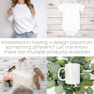 Op de afbeelding: Een collage van vier afbeeldingen die blanco witte producten laten zien die kunnen worden gepersonaliseerd. De afbeelding linksboven toont een wit sweatshirt op een persoon. De afbeelding rechtsboven toont een witte baby romper op een houten oppervlak. De afbeelding linksonder toont een witte tote bag met sandalen op een houten oppervlak. De afbeelding rechtsonder toont een witte koffiemok op een groen bladerig oppervlak.